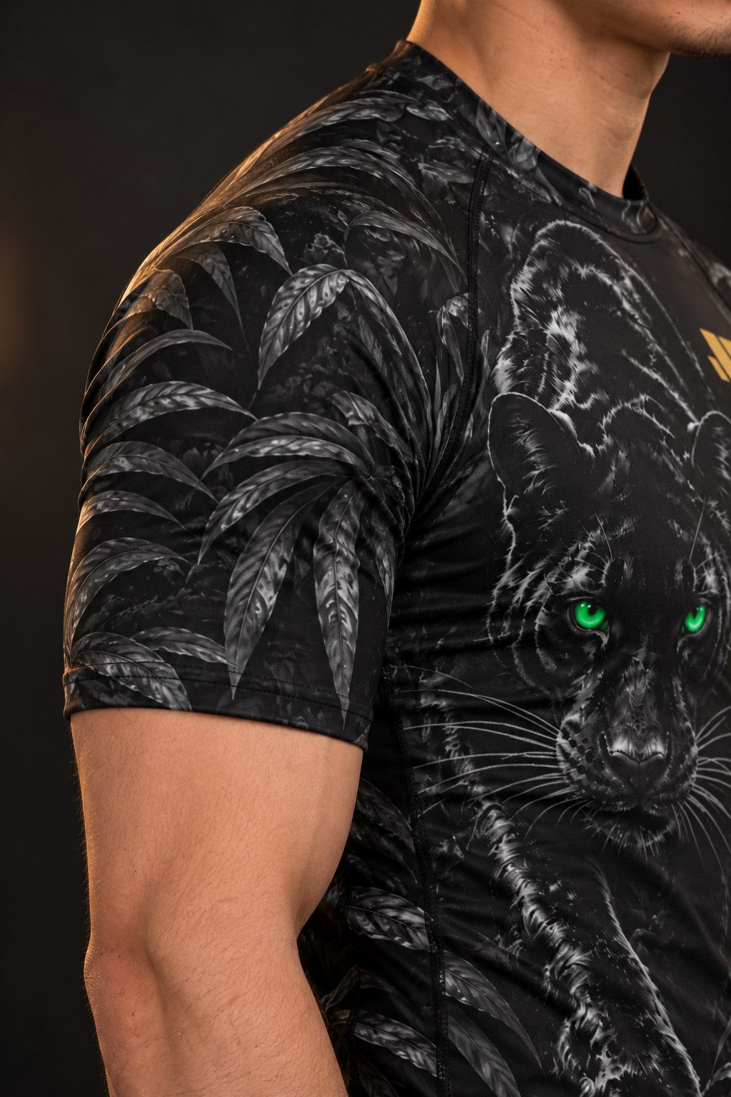 Rash guard Panthère Noire manches courtes homme, panthère noire dans des feuilles sombres, yeux vert émeraude