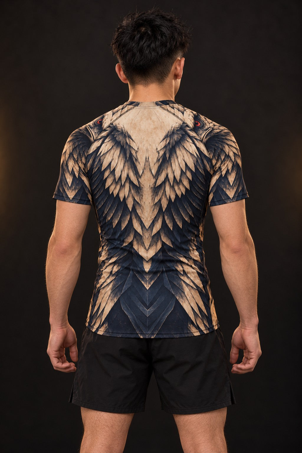 Rash guard Aigle Sentinelle manches courtes homme, Tête d'aigle gravée, dégradé sable vers bleu nuit, vue de dos