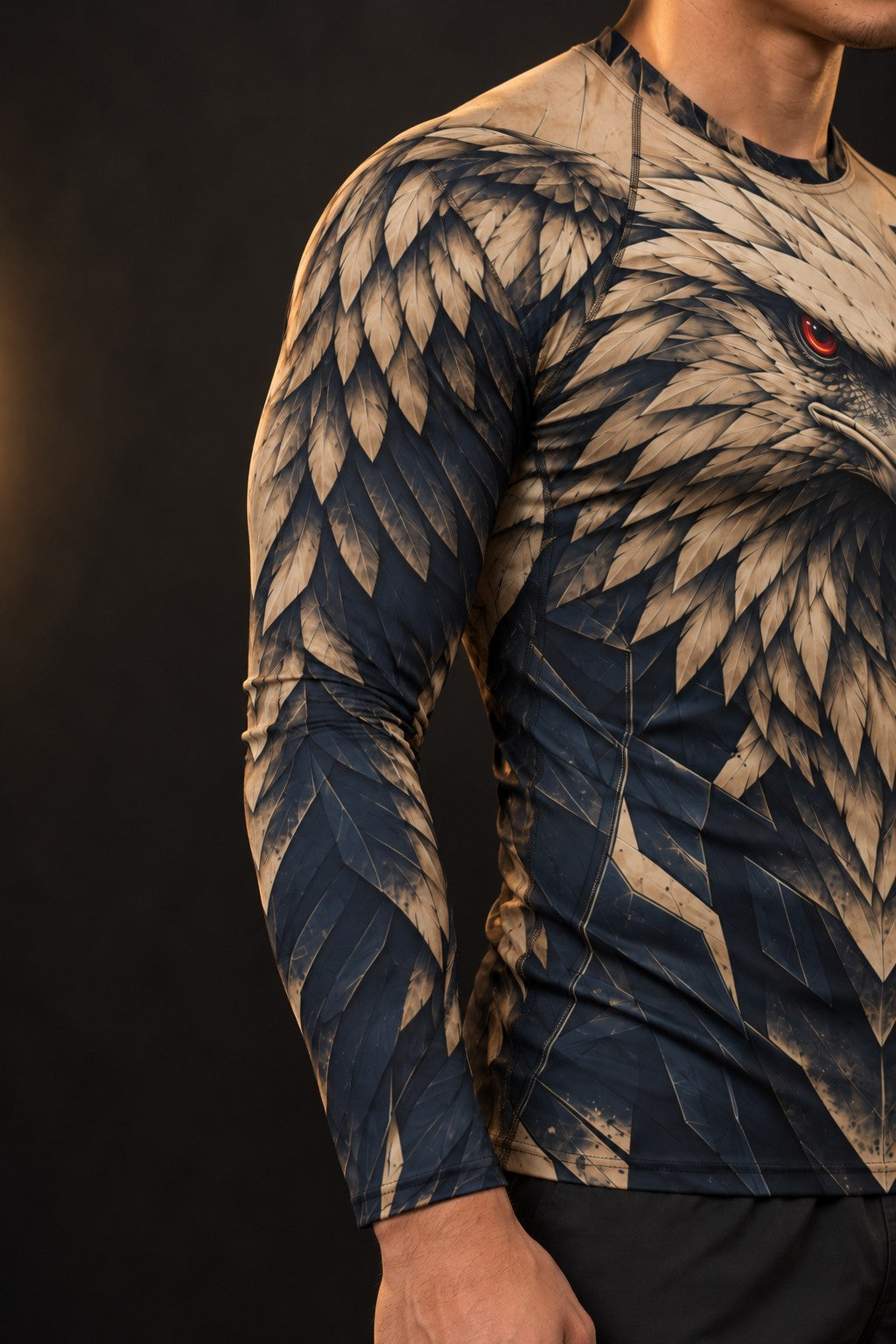 Rash guard Aigle Sentinelle manches longues homme, Tête d'aigle gravée, dégradé sable vers bleu nuit