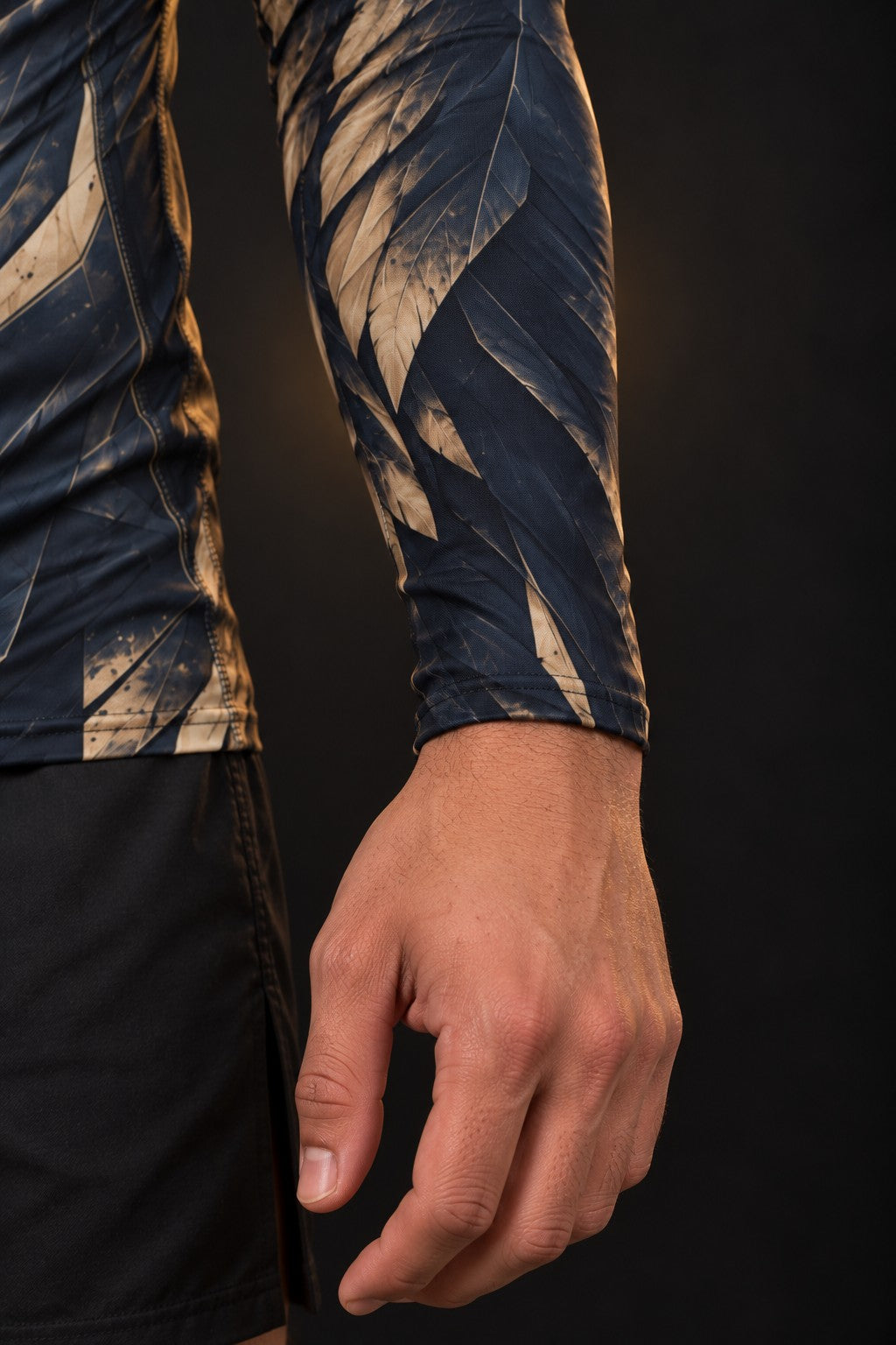 Rash guard Aigle Sentinelle manches longues homme, Tête d'aigle gravée, dégradé sable vers bleu nuit