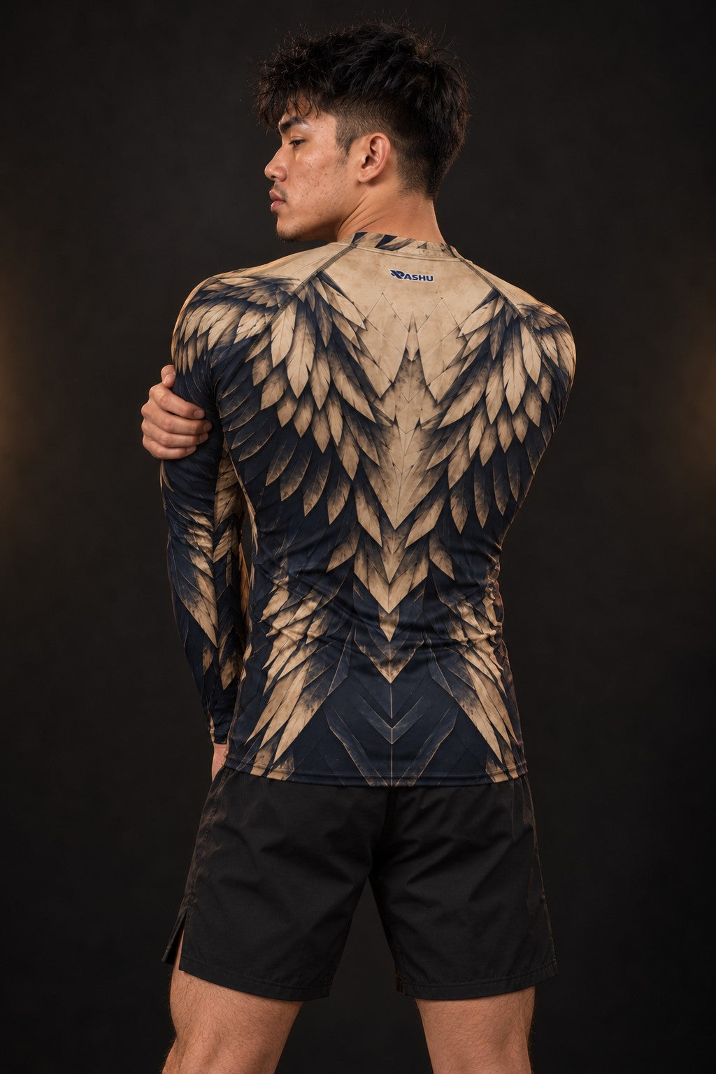 Rash guard Aigle Sentinelle manches longues homme, Tête d'aigle gravée, dégradé sable vers bleu nuit, vue de dos