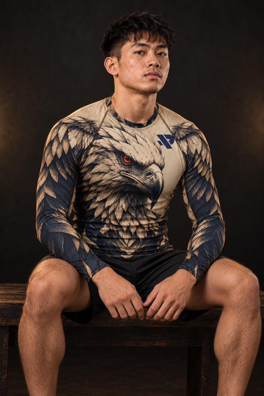 Rash guard Aigle Sentinelle manches longues homme, Tête d'aigle gravée, dégradé sable vers bleu nuit