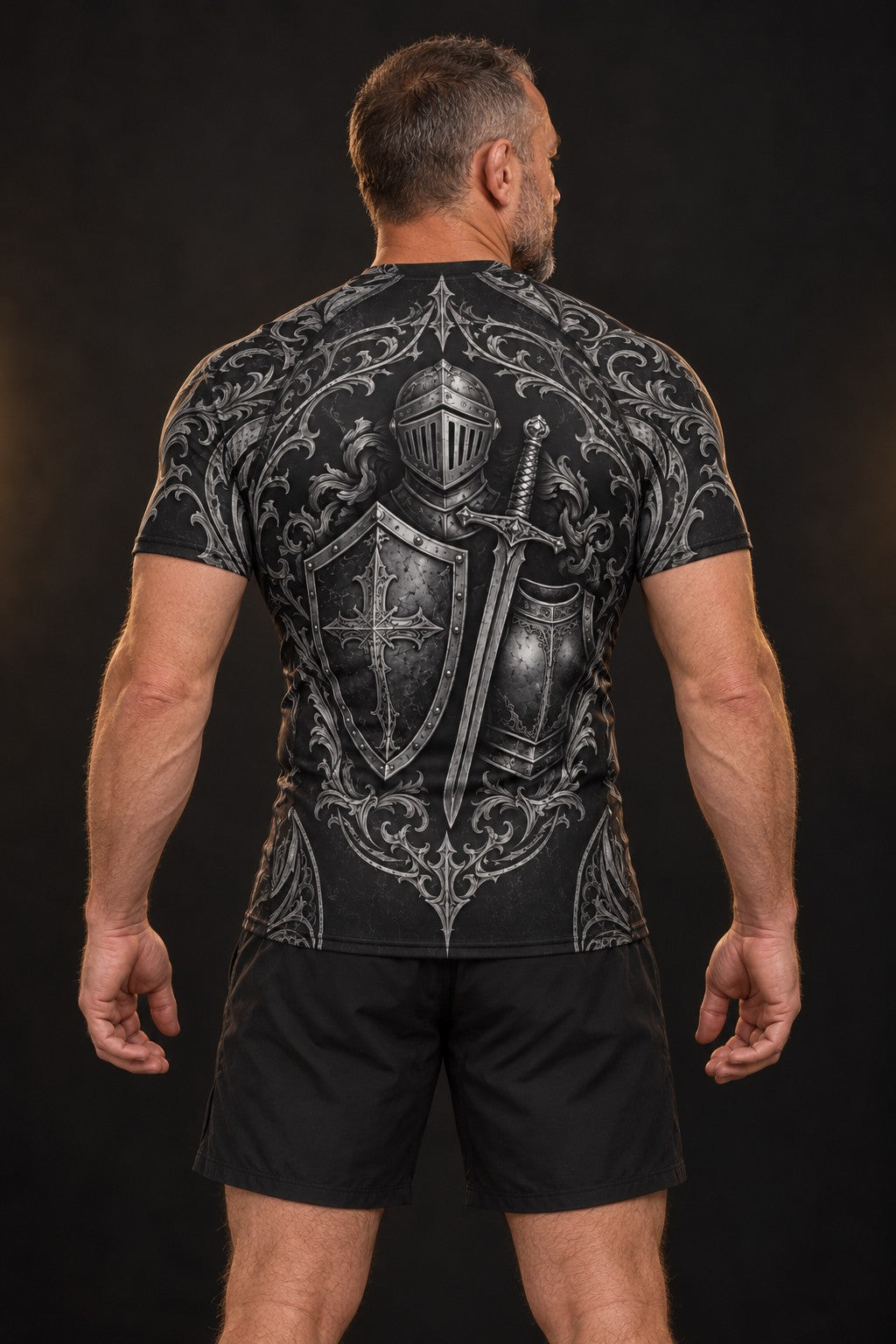 Rash guard Armure de Dieu manches courtes homme, Bouclier, heaume, épée et cuirasse en gravure argent sur noir, vue de dos