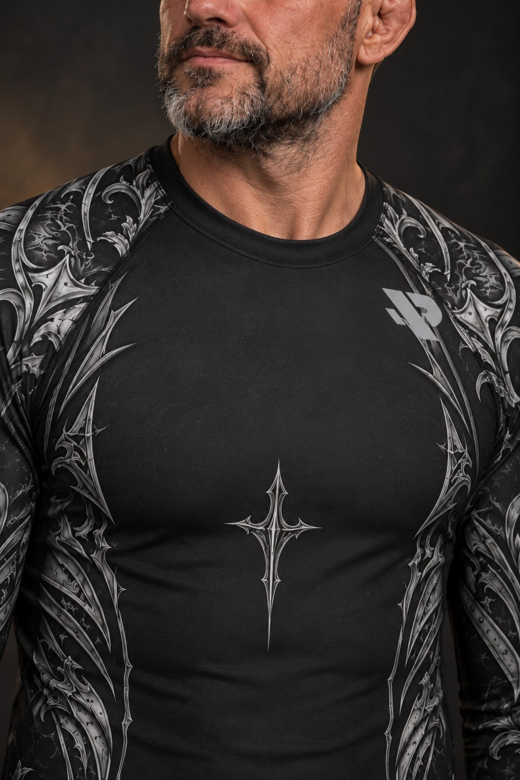 Rash guard Armure de Dieu manches longues homme, Bouclier, heaume, épée et cuirasse en gravure argent sur noir