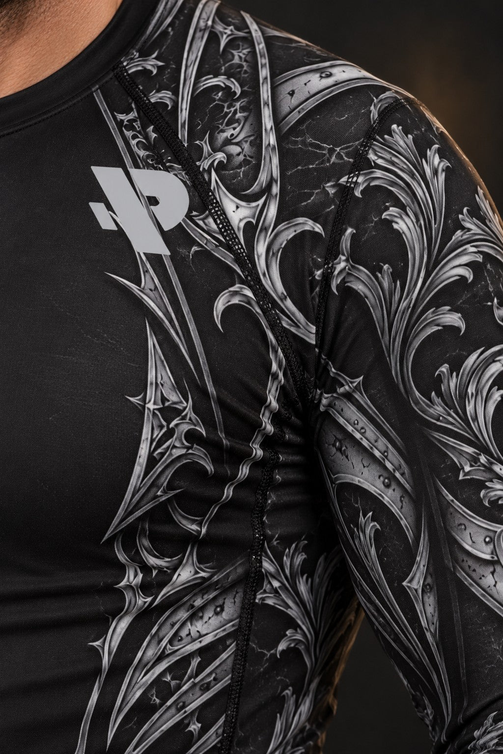Rash guard Armure de Dieu manches longues homme, Bouclier, heaume, épée et cuirasse en gravure argent sur noir