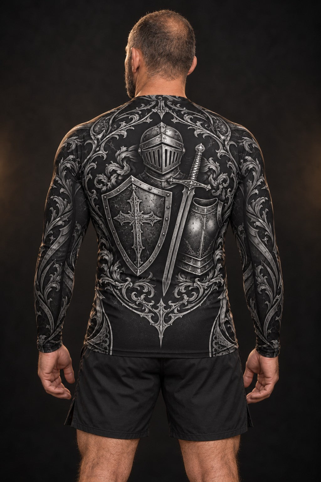 Rash guard Armure de Dieu manches longues homme, Bouclier, heaume, épée et cuirasse en gravure argent sur noir, vue de dos