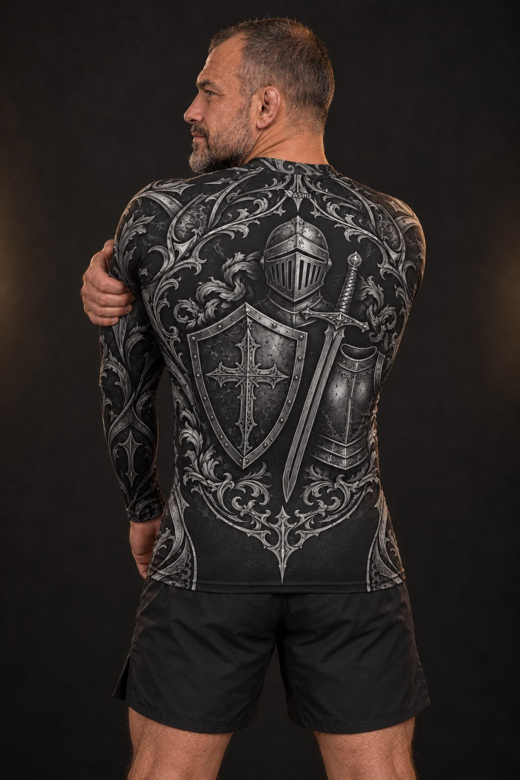 Rash guard Armure de Dieu manches longues homme, Bouclier, heaume, épée et cuirasse en gravure argent sur noir, vue de dos