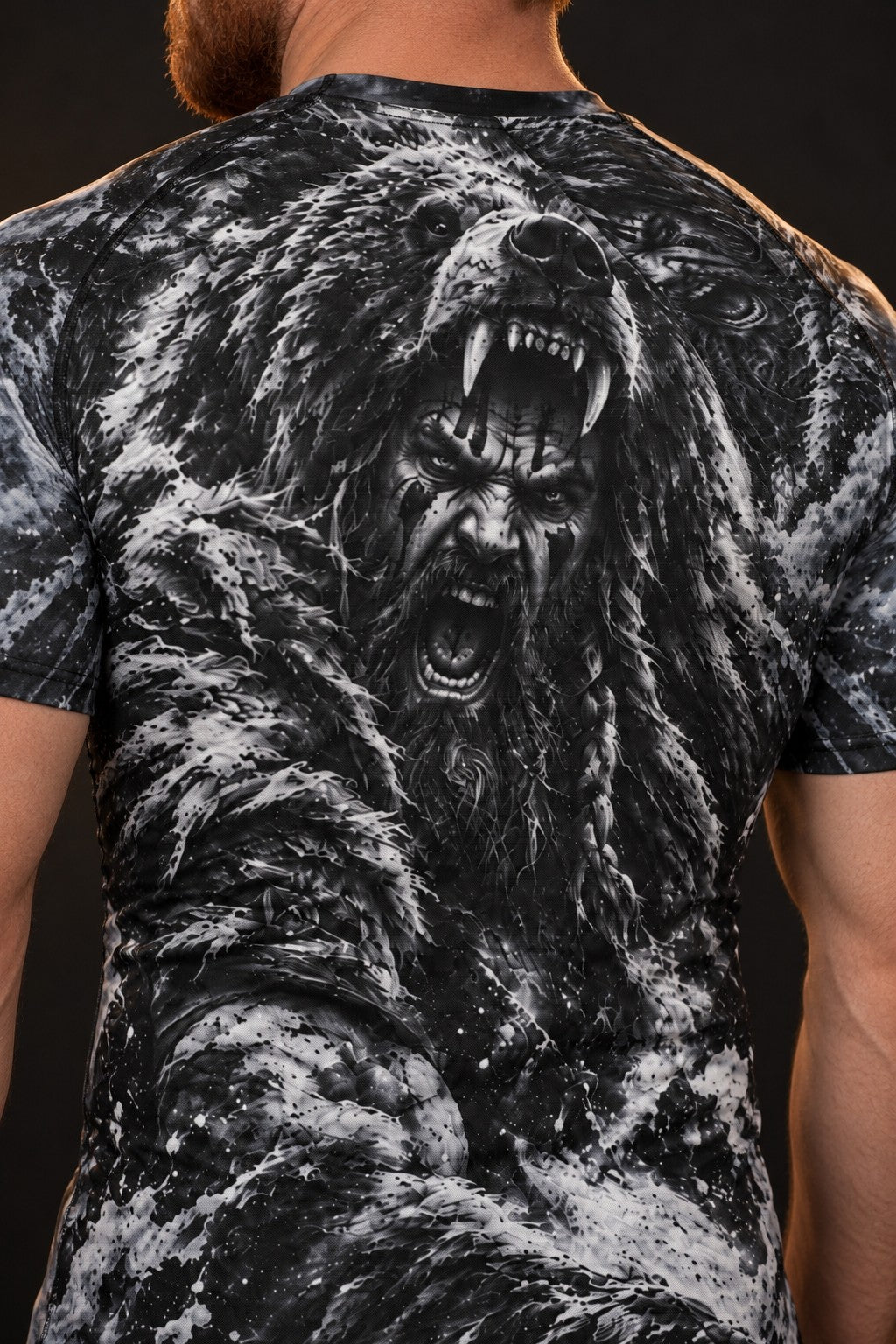 Rash guard Berserker manches courtes homme, Guerrier nordique sous peau d'ours, fusain noir et gris, vue de dos