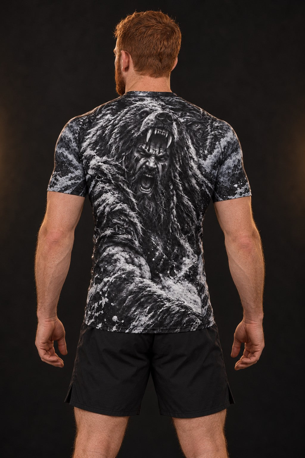 Rash guard Berserker manches courtes homme, Guerrier nordique sous peau d'ours, fusain noir et gris, vue de dos