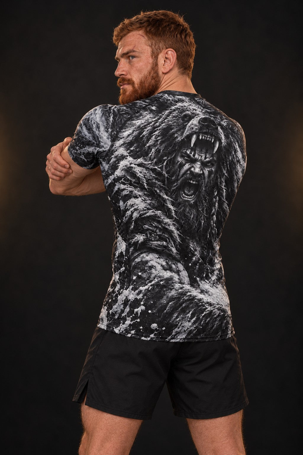 Rash guard Berserker manches courtes homme, Guerrier nordique sous peau d'ours, fusain noir et gris, vue de dos