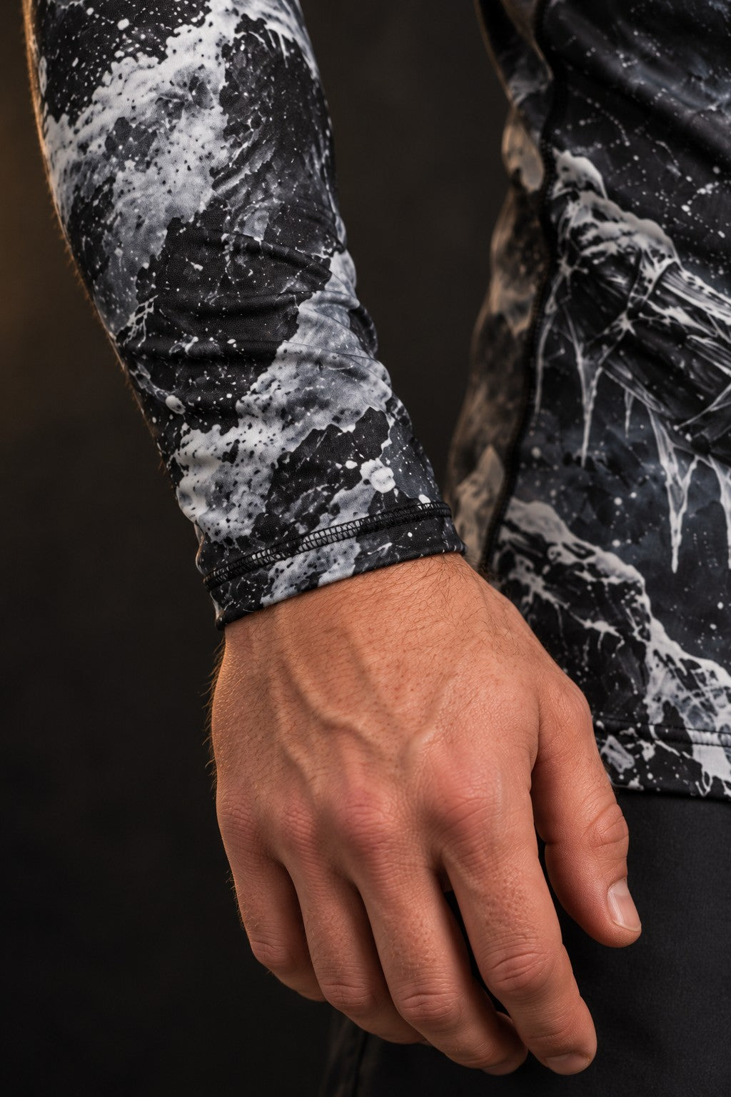 Rash guard Berserker manches longues homme, Guerrier nordique sous peau d'ours, fusain noir et gris
