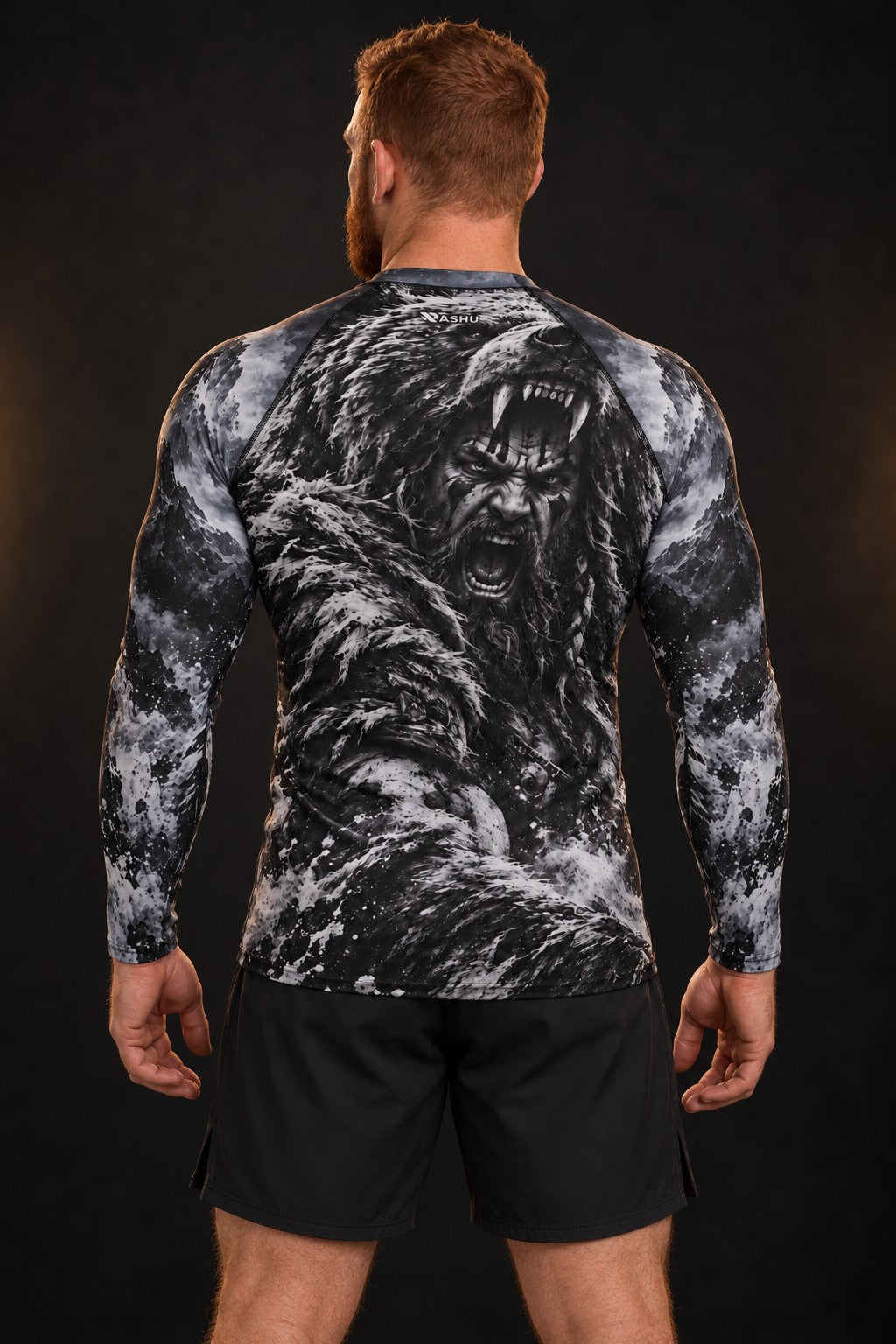 Rash guard Berserker manches longues homme, Guerrier nordique sous peau d'ours, fusain noir et gris, vue de dos