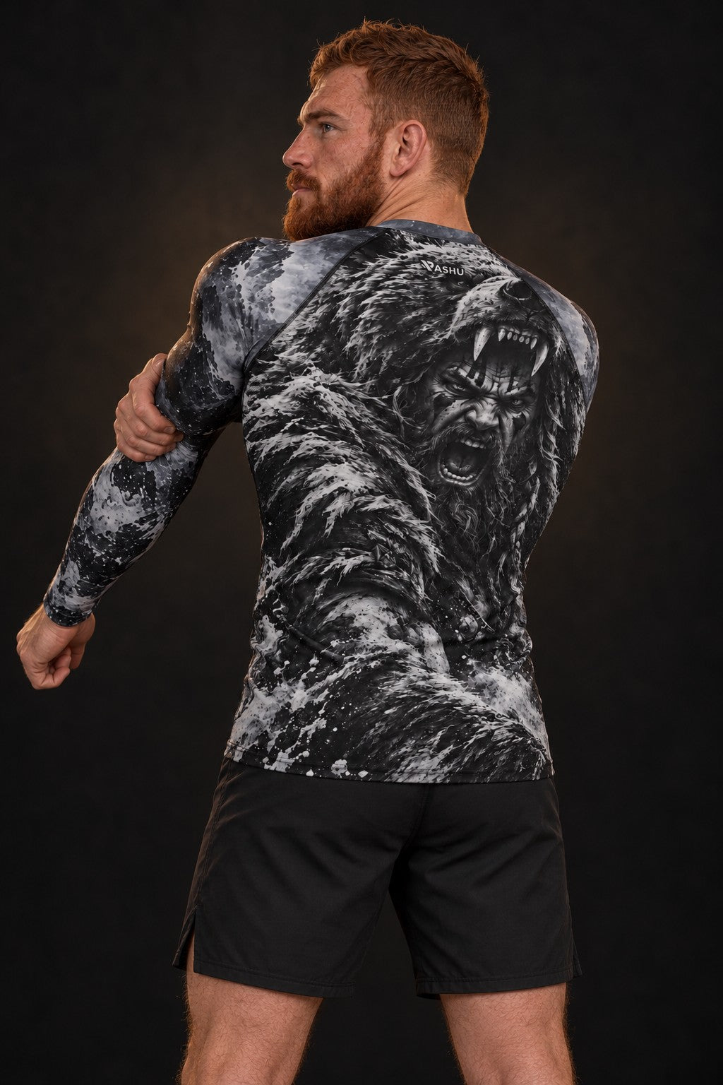 Rash guard Berserker manches longues homme, Guerrier nordique sous peau d'ours, fusain noir et gris, vue de dos