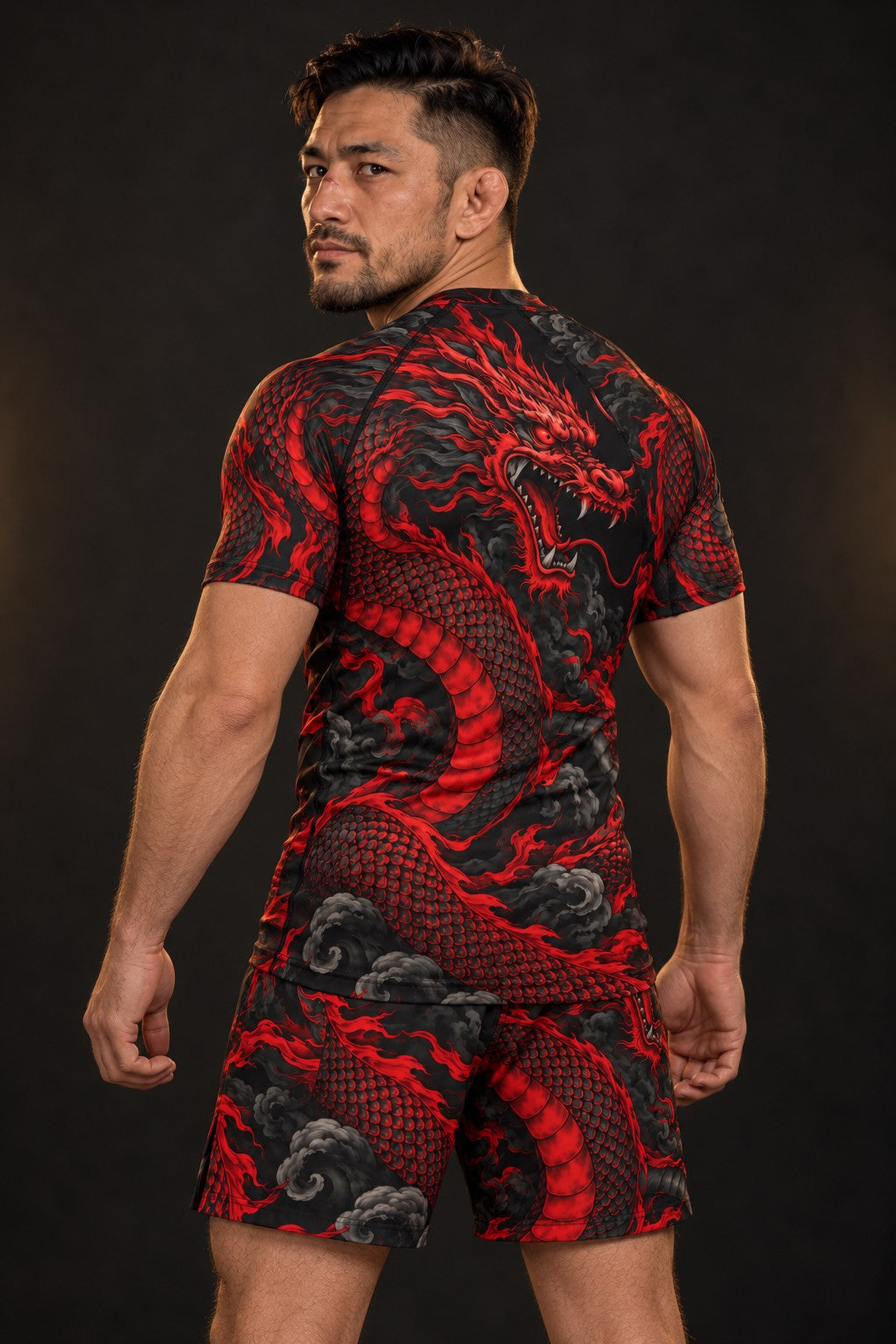 Rash guard Dragon Rouge homme, dragon japonais rouge et noir enroulé autour du buste, fond noir, vue de dos
