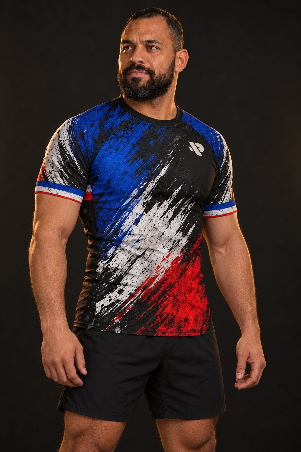Rash guard Fierté France homme, bleu, blanc, rouge en coups de pinceau déchirés, fond noir usé, vue de face