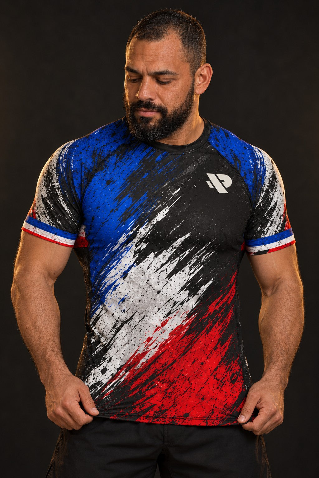 Rash guard Fierté France manches courtes homme, bleu, blanc, rouge en coups de pinceau déchirés, fond noir usé