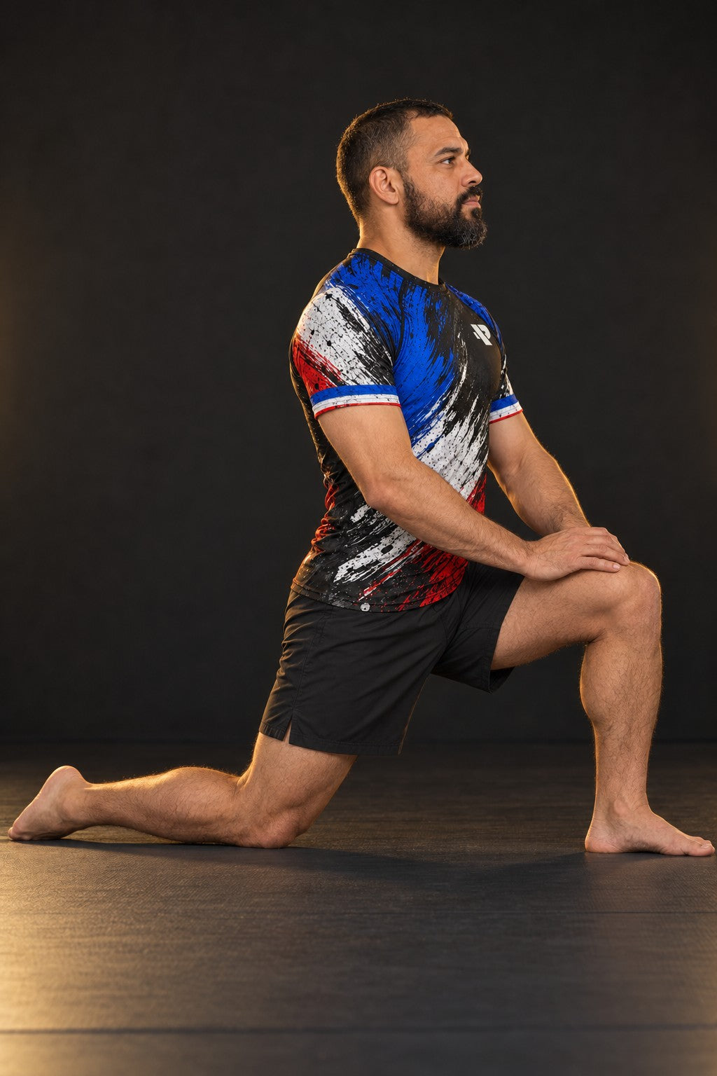 Rash guard Fierté France homme, bleu, blanc, rouge en coups de pinceau déchirés, fond noir usé