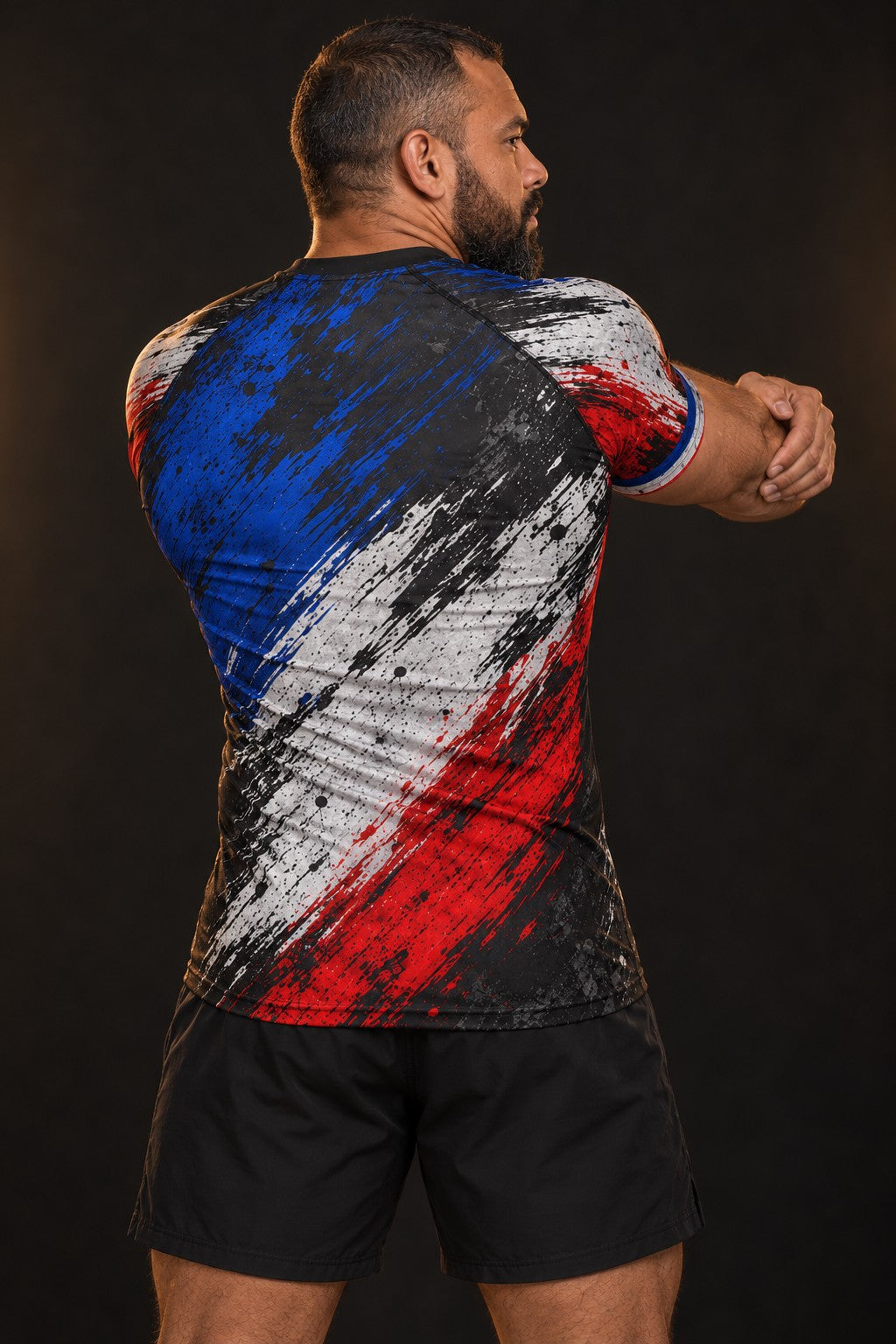 Rash guard Fierté France manches courtes homme, bleu, blanc, rouge en coups de pinceau déchirés, fond noir usé, vue de dos