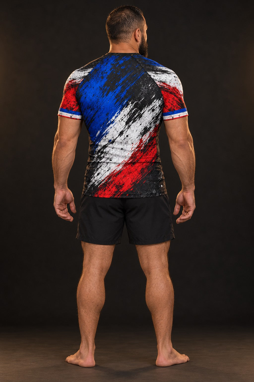 Rash guard Fierté France manches courtes homme, bleu, blanc, rouge en coups de pinceau déchirés, fond noir usé, vue de dos