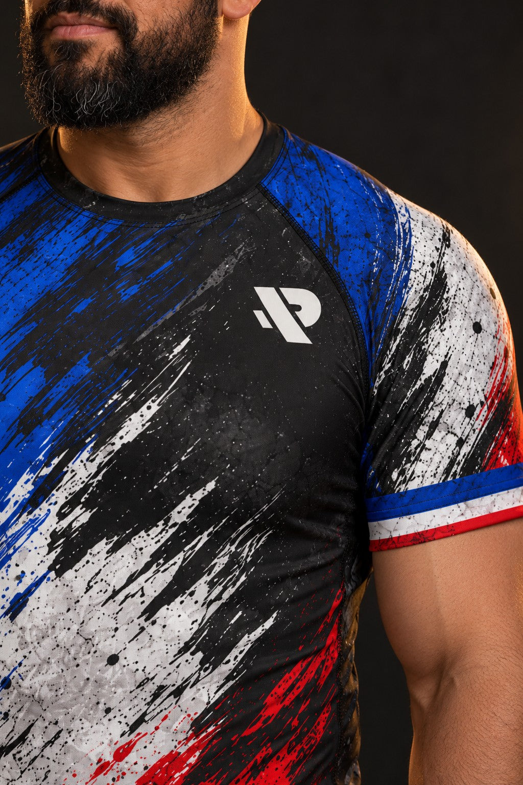 Rash guard Fierté France homme, bleu, blanc, rouge en coups de pinceau déchirés, fond noir usé