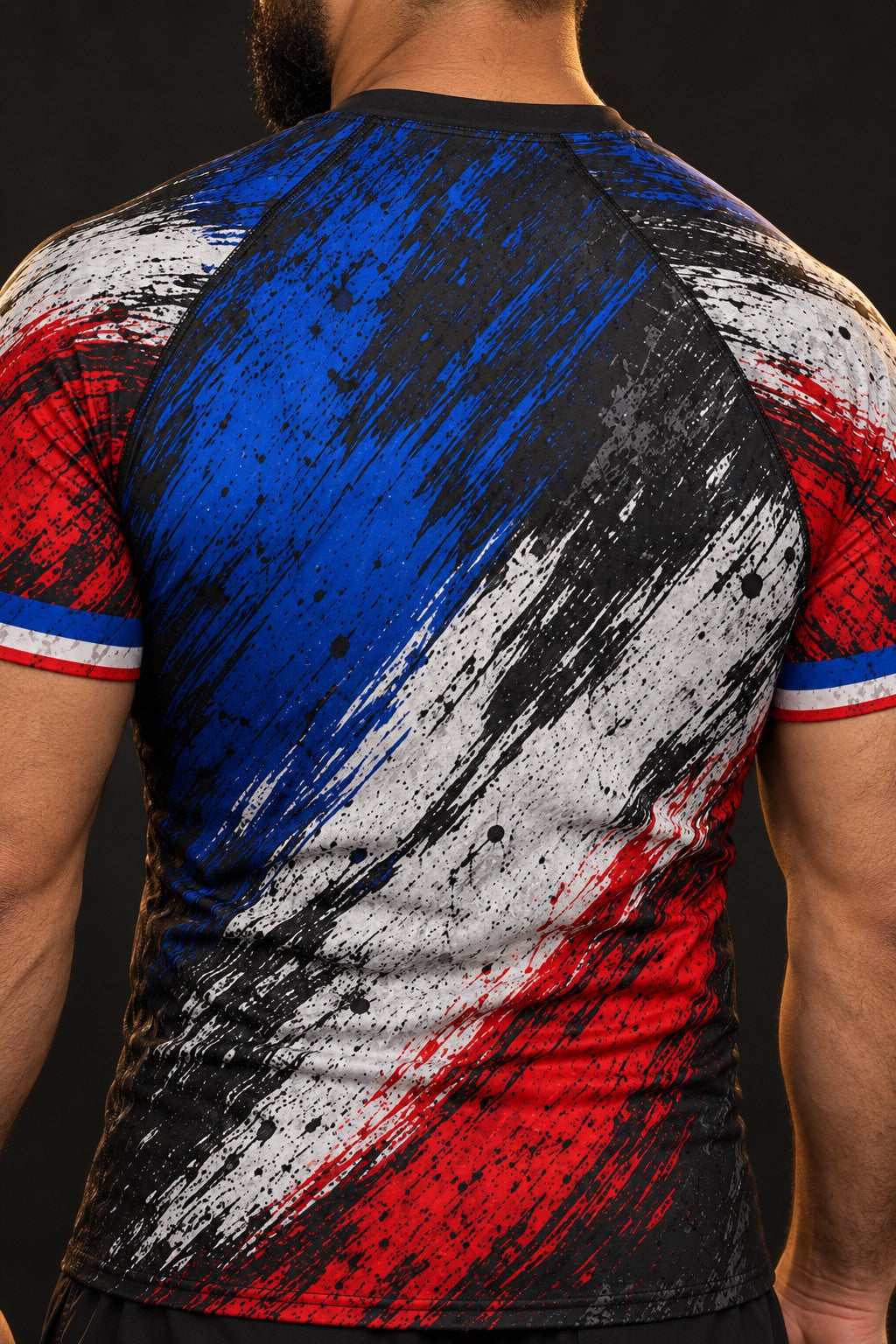 Rash guard Fierté France manches courtes homme, bleu, blanc, rouge en coups de pinceau déchirés, fond noir usé, vue de dos