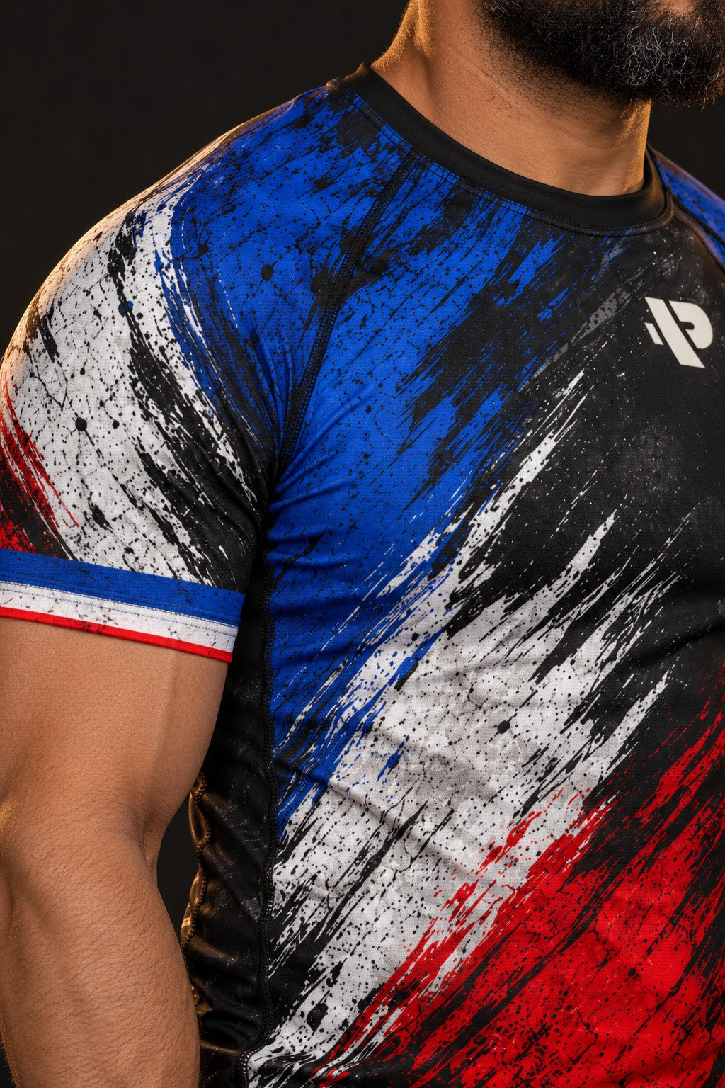 Rash guard Fierté France homme, bleu, blanc, rouge en coups de pinceau déchirés, fond noir usé