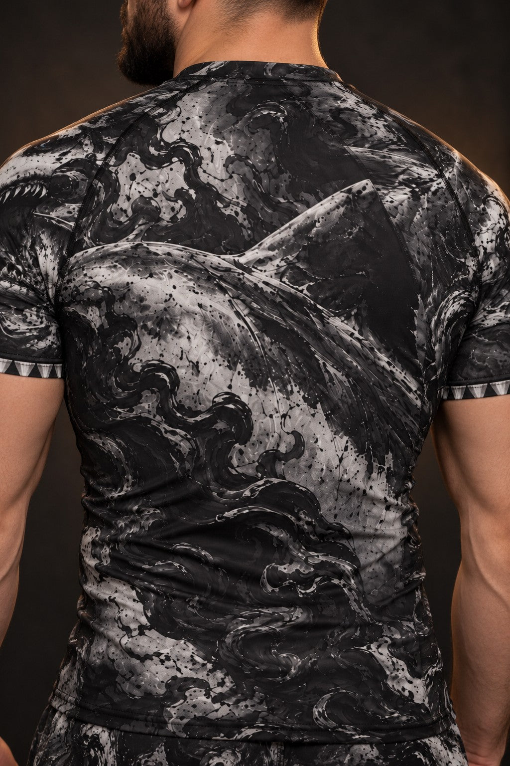 Rash guard Grand Blanc manches courtes homme, Grand requin blanc gueule ouverte sortant d'une fumée noire, vue de dos