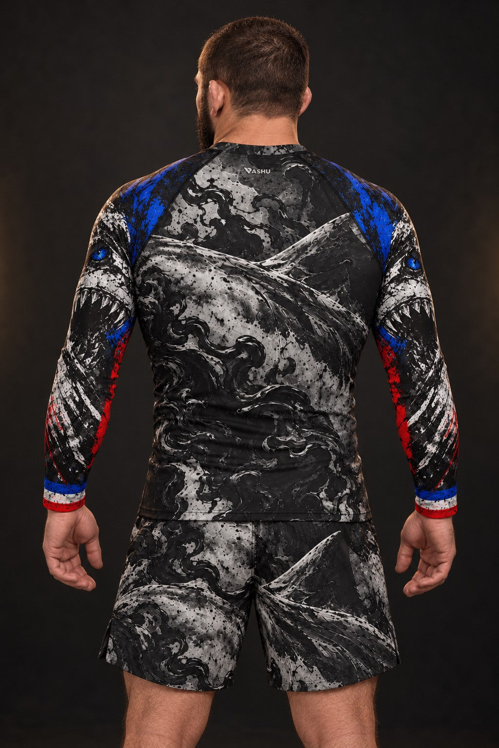 Rash guard Grand Blanc manches longues homme, Grand requin blanc gueule ouverte sortant d'une fumée noire, vue de dos