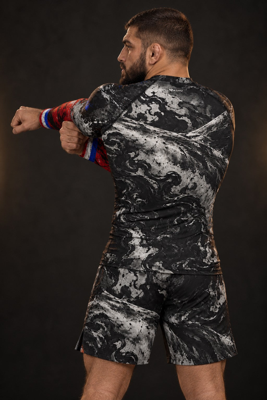 Rash guard Grand Blanc manches longues homme, Grand requin blanc gueule ouverte sortant d'une fumée noire, vue de dos