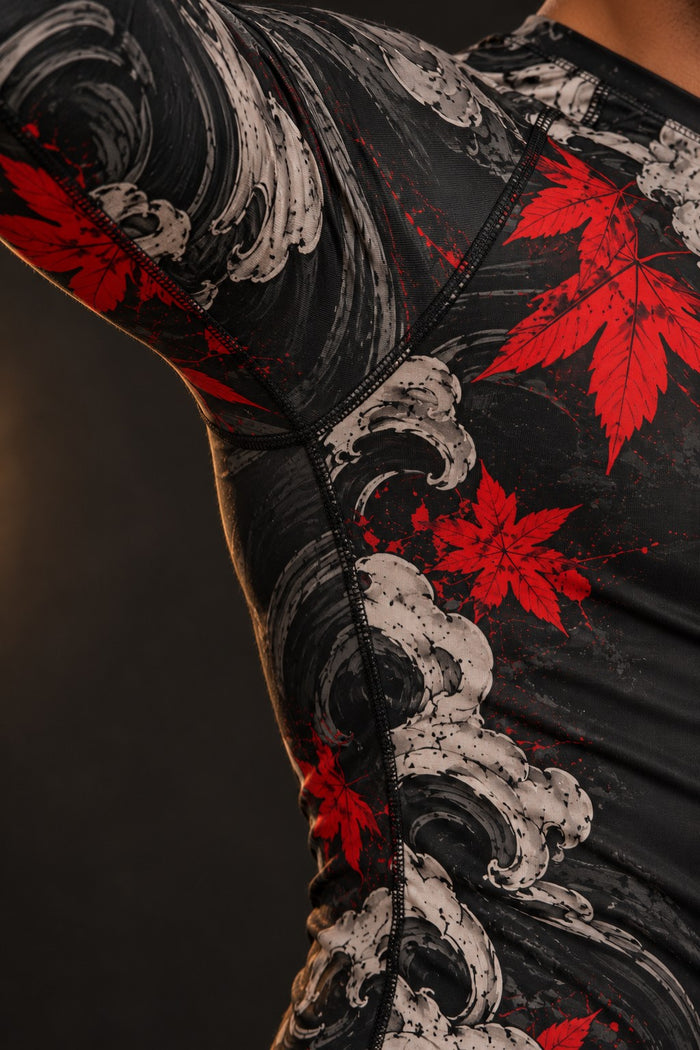 Feuilles d’érable rouges et vagues sur l’épaule du rash guard Hannya Rouge