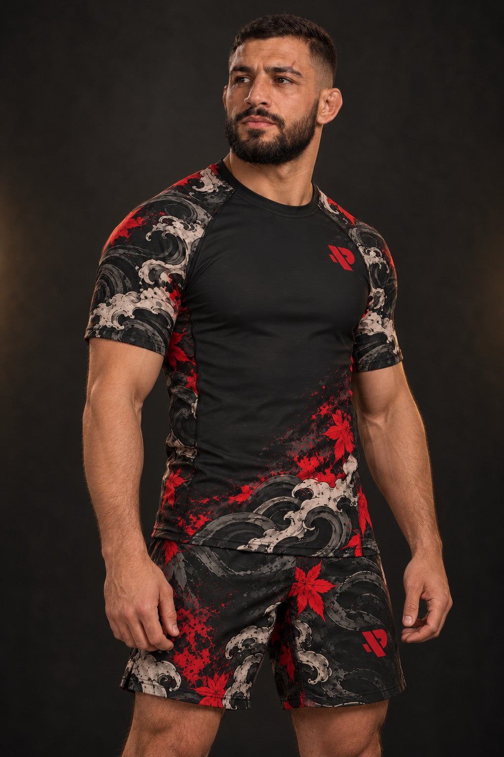 Rash guard Hannya Rouge manches courtes homme, masque hannya rouge et blanc, feuilles d'érable et vent, fond noir, vue de face