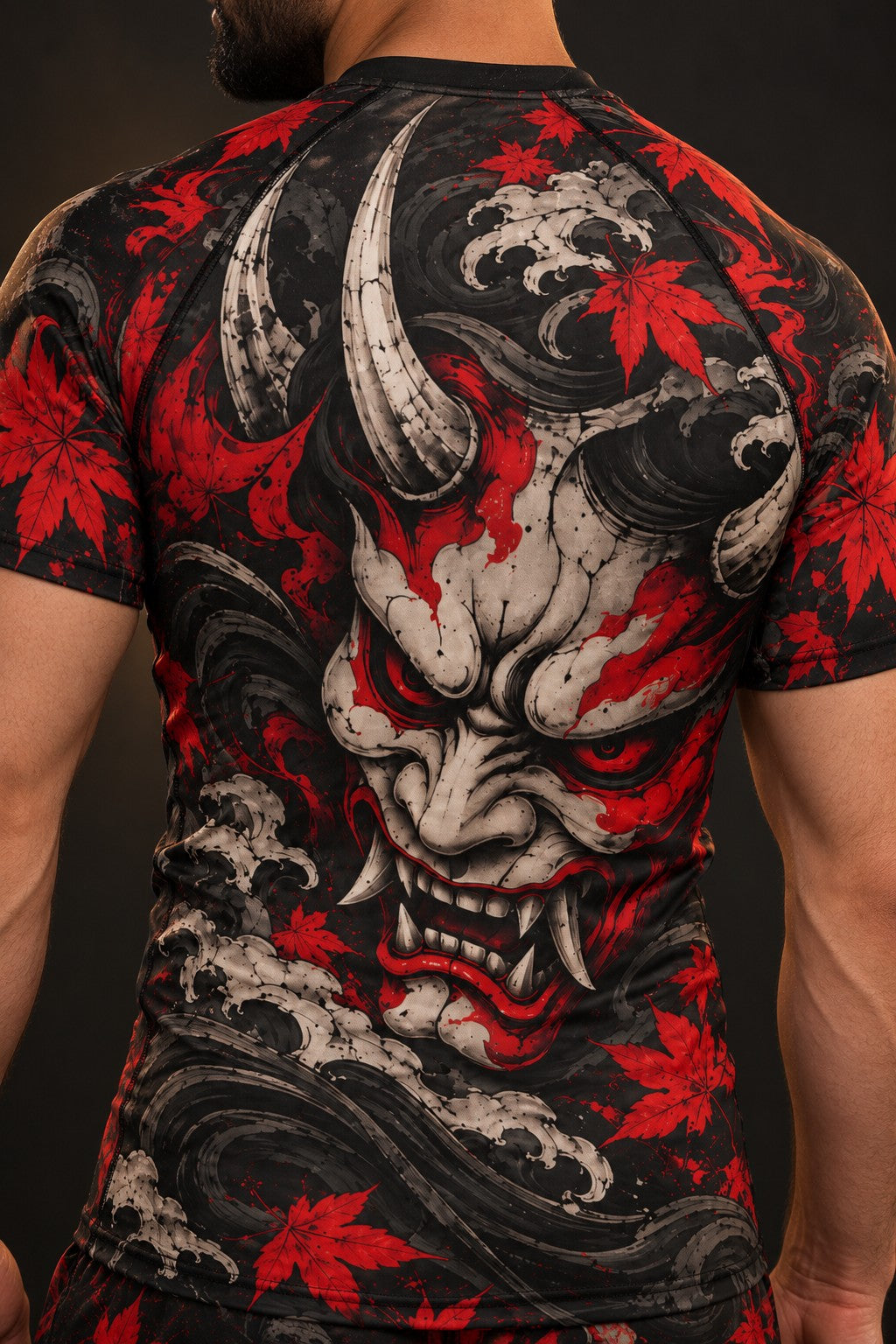 Rash guard Hannya Rouge manches courtes homme, masque hannya rouge et blanc, feuilles d'érable et vent, fond noir, vue de dos