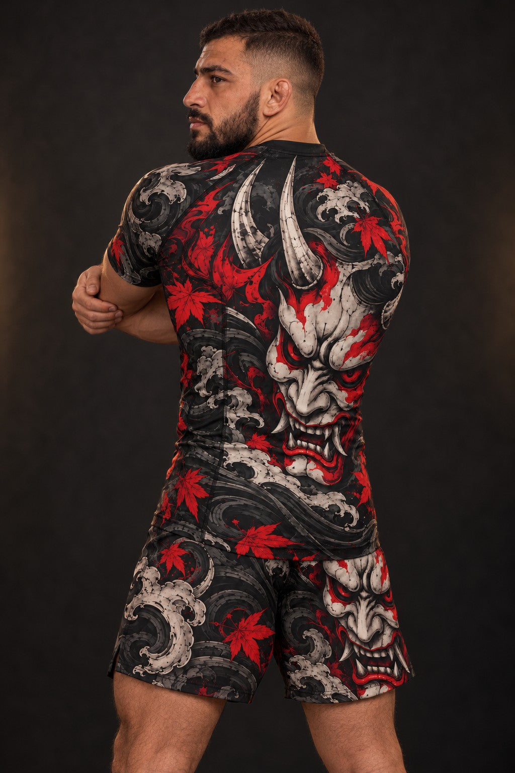 Rash guard Hannya Rouge manches courtes homme, masque hannya rouge et blanc, feuilles d'érable et vent, fond noir, vue de dos