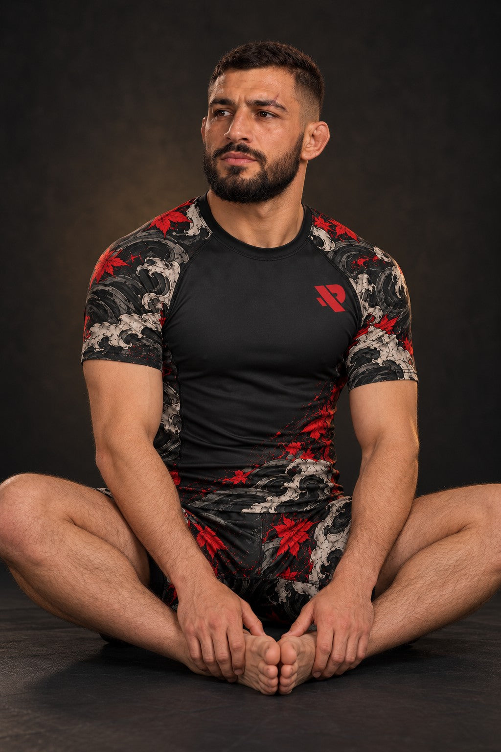 Rash guard Hannya Rouge manches courtes homme, masque hannya rouge et blanc, feuilles d'érable et vent, fond noir