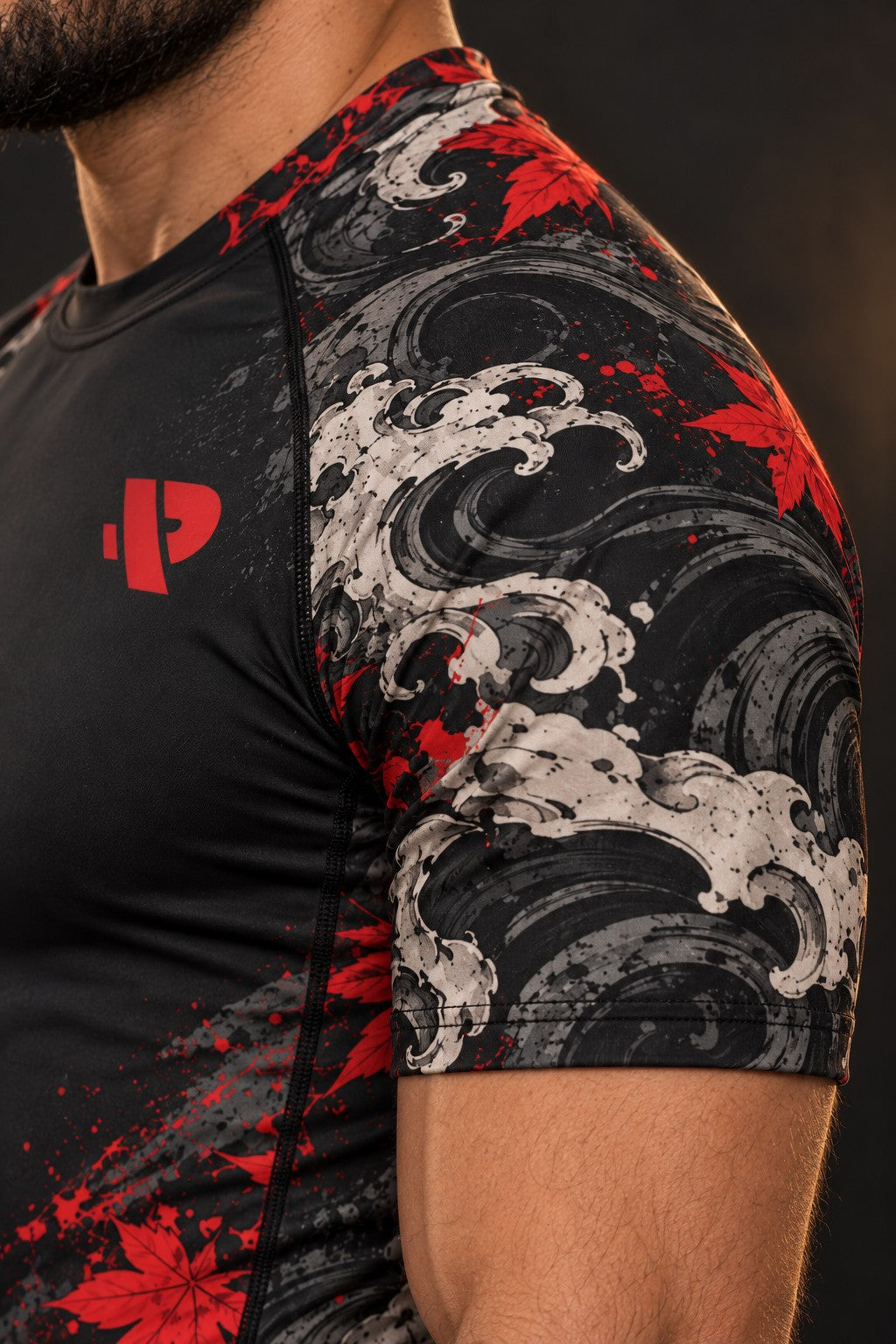 Rash guard Hannya Rouge manches courtes homme, masque hannya rouge et blanc, feuilles d'érable et vent, fond noir