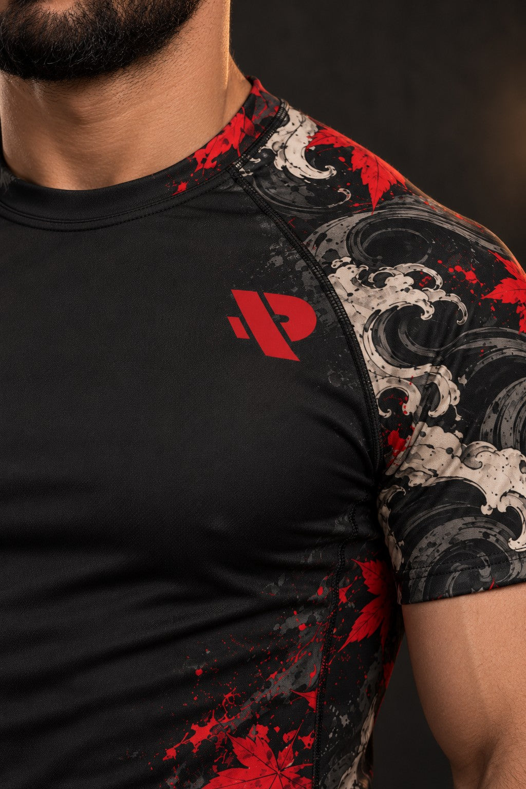 Rash guard Hannya Rouge manches courtes homme, masque hannya rouge et blanc, feuilles d'érable et vent, fond noir