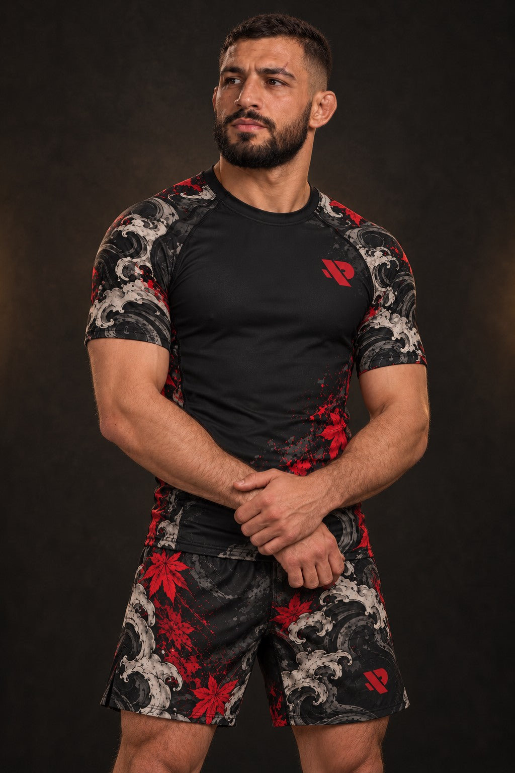 Rash guard Hannya Rouge manches courtes homme, masque hannya rouge et blanc, feuilles d'érable et vent, fond noir