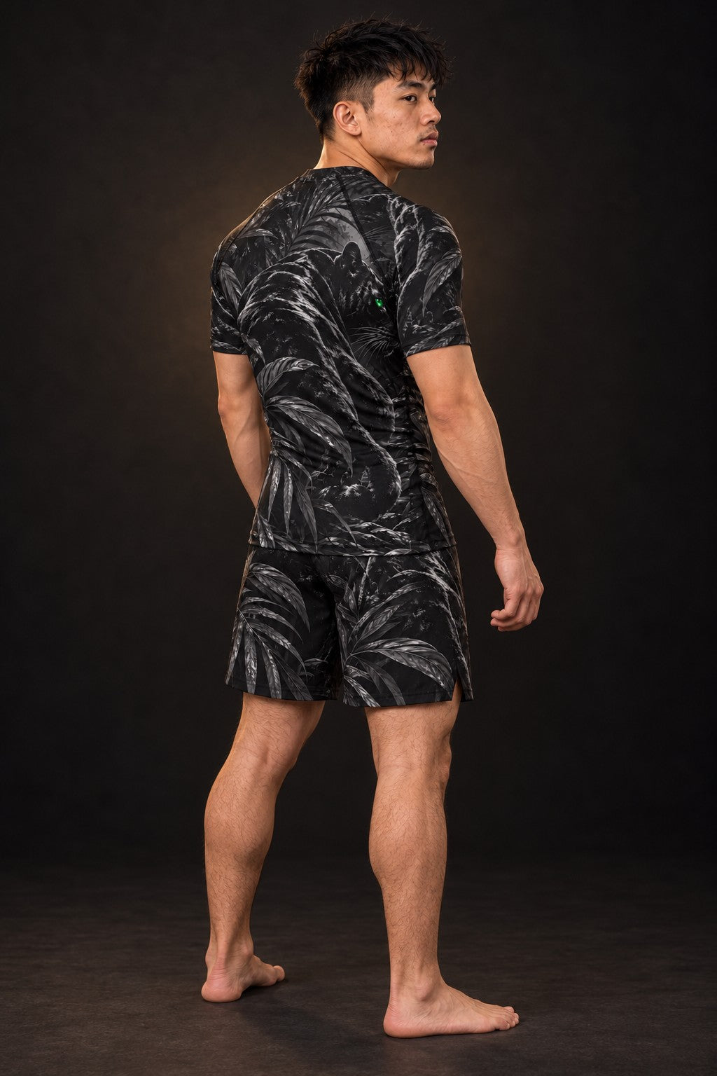 Rash guard Panthère Noire manches courtes homme, panthère noire dans des feuilles sombres, yeux vert émeraude, vue de dos
