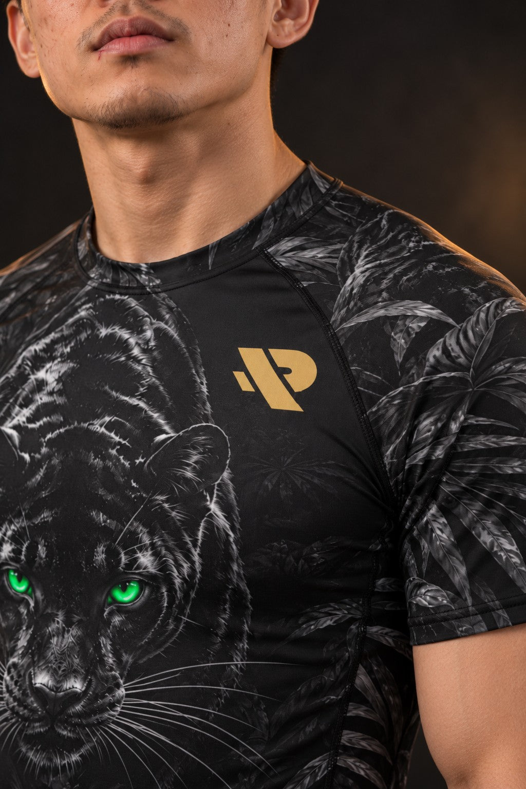 Rash guard Panthère Noire manches courtes homme, panthère noire dans des feuilles sombres, yeux vert émeraude