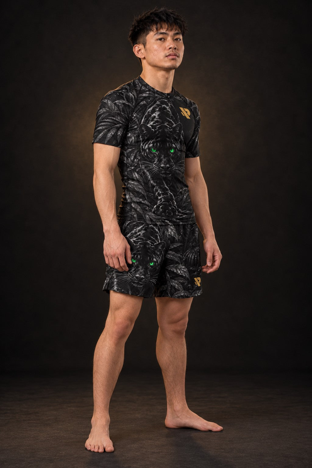 Rash guard Panthère Noire manches courtes homme, panthère noire dans des feuilles sombres, yeux vert émeraude