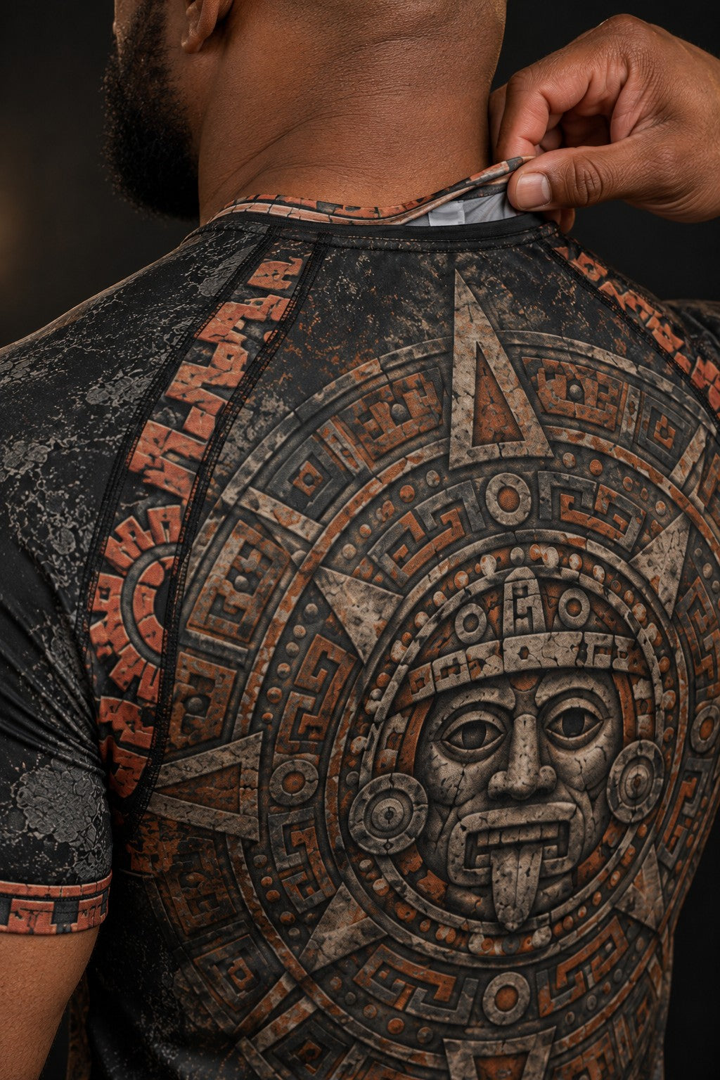 Rash guard Pierre du Soleil manches courtes homme, Disque solaire aztèque sculpté gris pierre et terre cuite