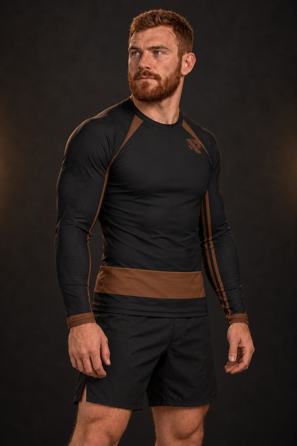 Rash guard Ranked Ceinture Marron manches longues homme, large bande marron chocolat à la taille et manches marron, fond noir, vue de face