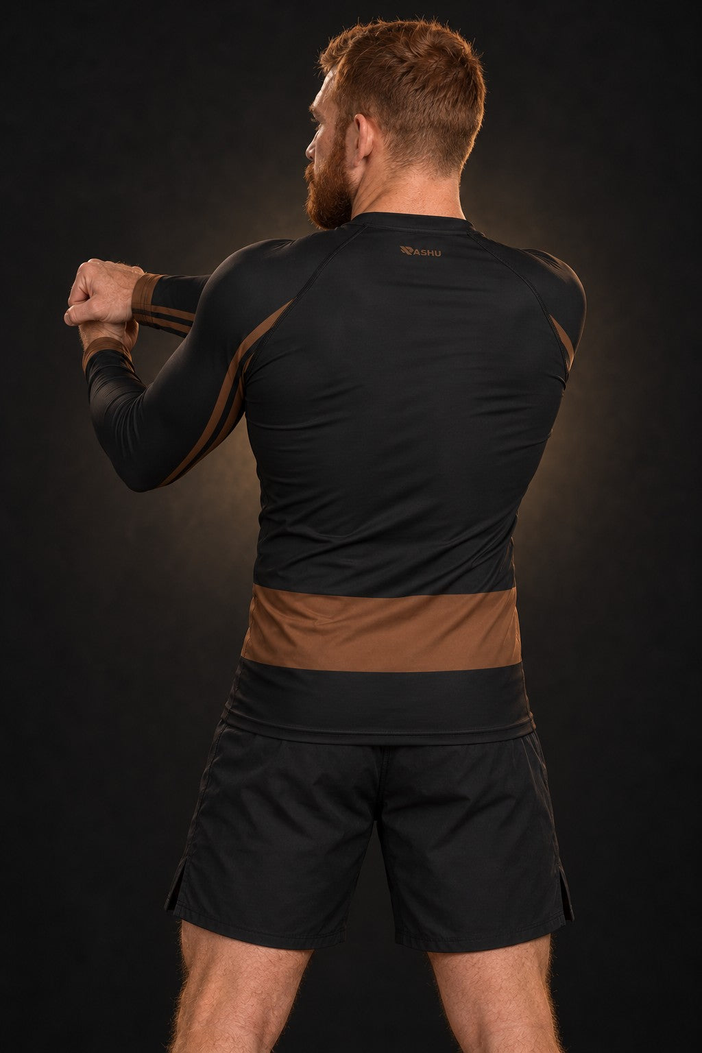 Rash guard Ranked Ceinture Marron manches longues homme, large bande marron chocolat à la taille et manches marron, fond noir, vue de dos