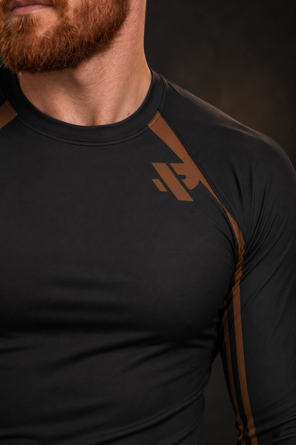 Rash guard Ranked Ceinture Marron manches longues homme, large bande marron chocolat à la taille et manches marron, fond noir