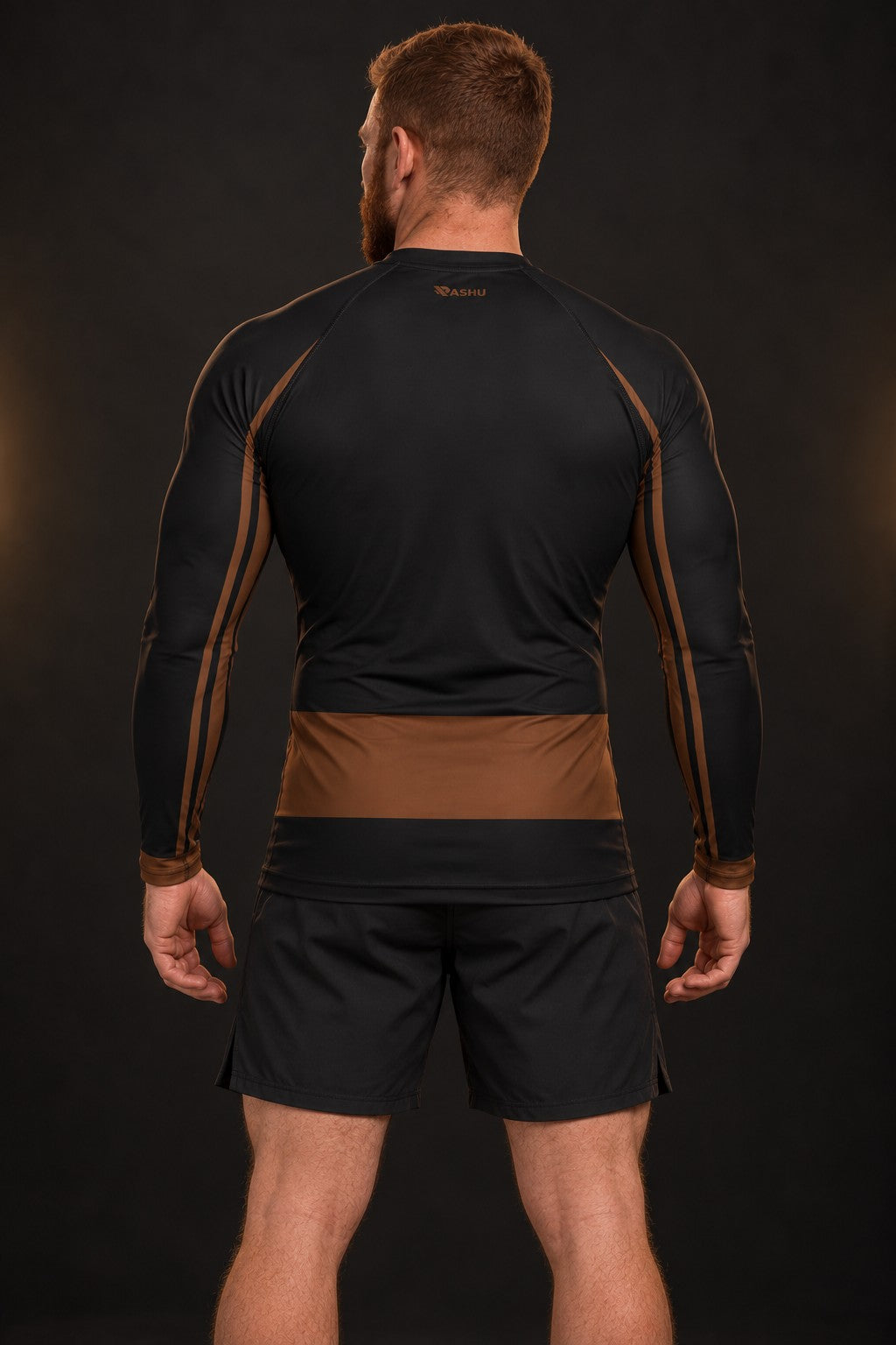 Rash guard Ranked Ceinture Marron manches longues homme, large bande marron chocolat à la taille et manches marron, fond noir, vue de dos