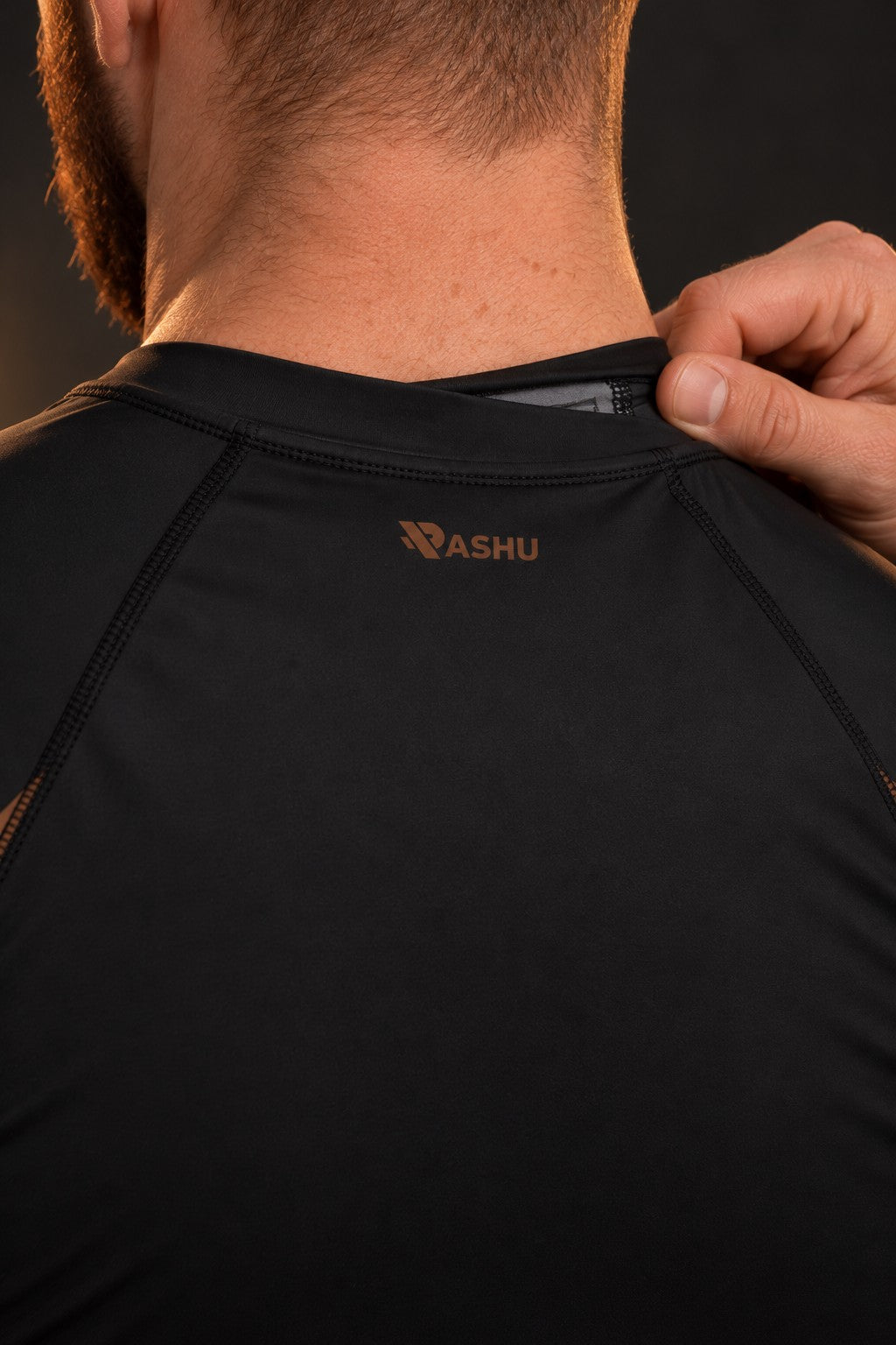 Rash guard Ranked Ceinture Marron manches longues homme, large bande marron chocolat à la taille et manches marron, fond noir