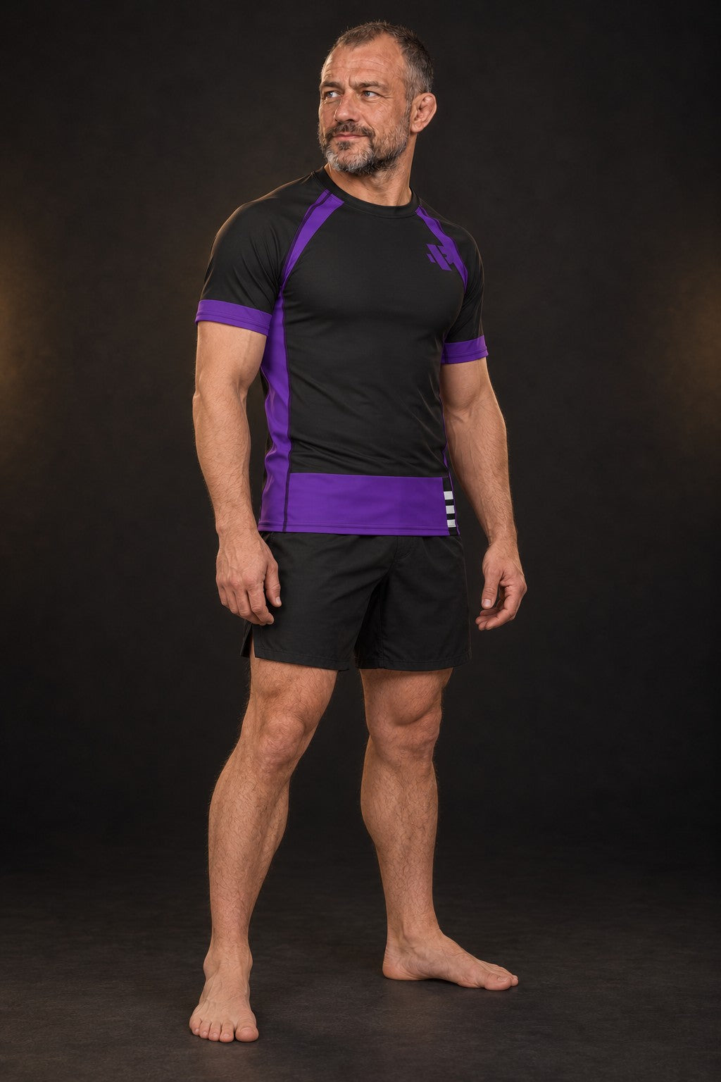 Rash guard Ranked Ceinture Violette manches courtes homme, large bande violet profond à la taille et manches violettes, fond noir, vue de face