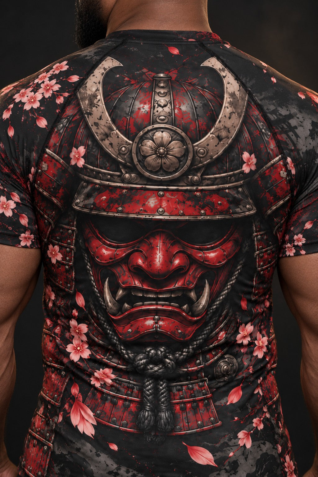 Rash guard Samouraï Armure Rouge manches courtes homme, casque et masque de samouraï laqués rouge, pétales de cerisier, vue de dos