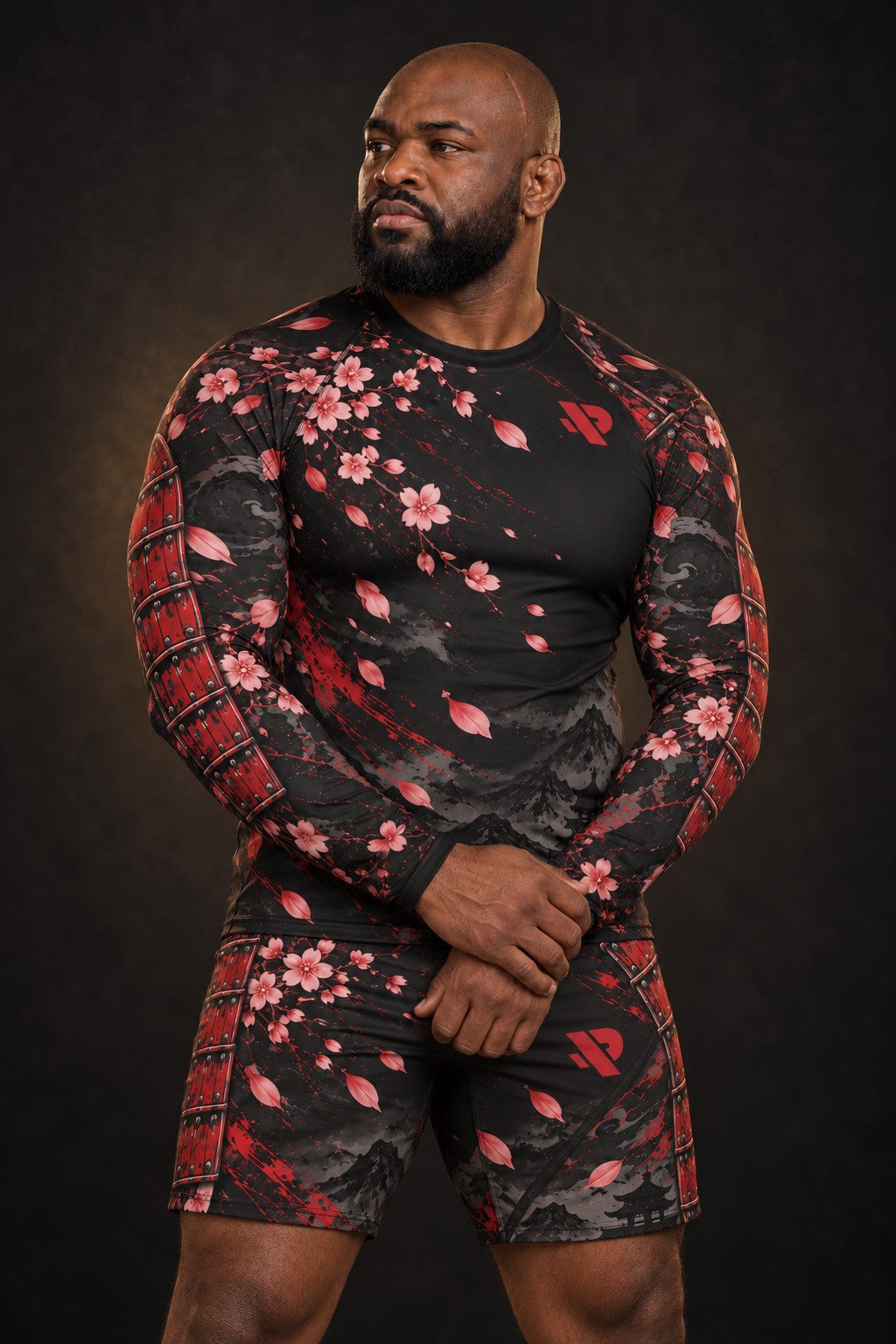 Rash guard Samouraï Armure Rouge manches longues homme, casque et masque de samouraï laqués rouge, pétales de cerisier, vue de face