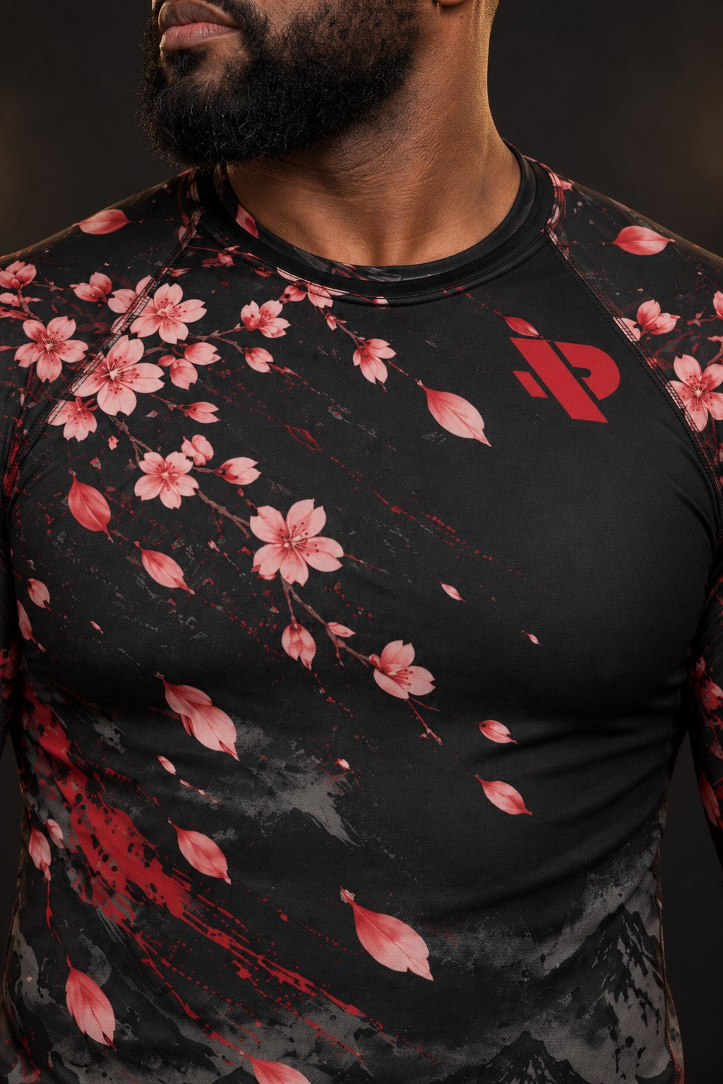 Rash guard Samouraï Armure Rouge manches longues homme, casque et masque de samouraï laqués rouge, pétales de cerisier